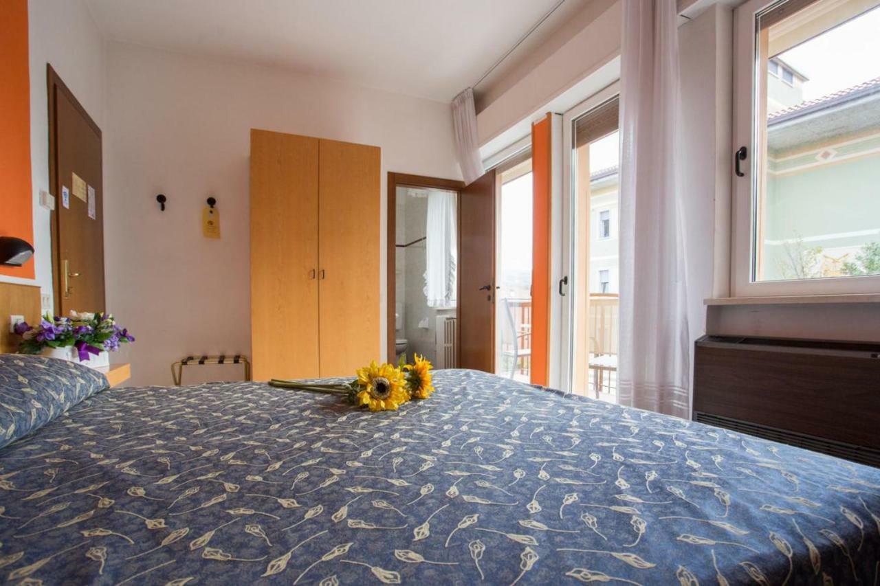 Hotel Benacus Бардолино Екстериор снимка